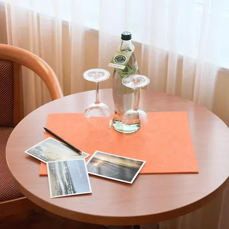 Sanddorn Mit Cafe Carlssons Pensjonat Binz